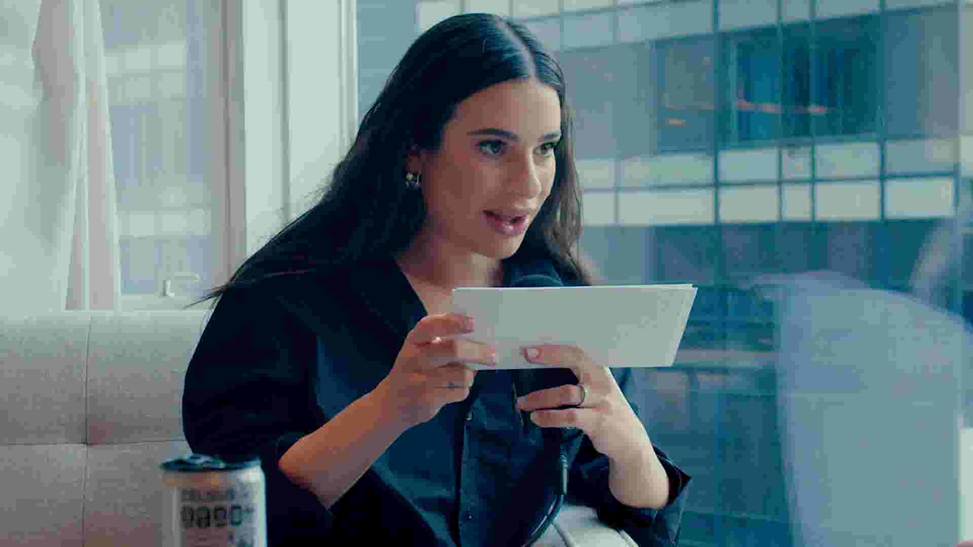 'Glee' actress puts literacy skills to the testCelebrities