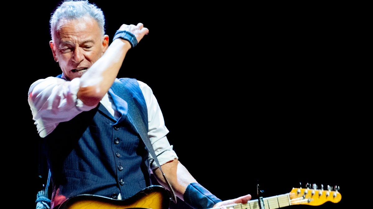 Bruce Springsteen calls out Donald Trump at concert: ‘Incompetent’