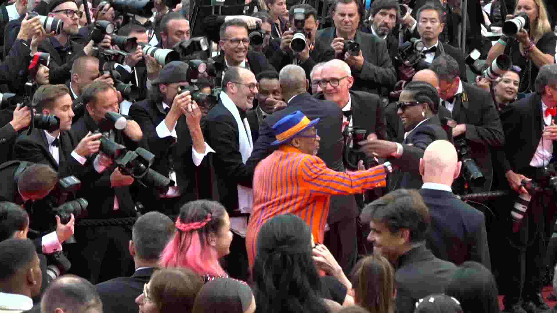 Denzel Washington argues with photographerEntertainment
